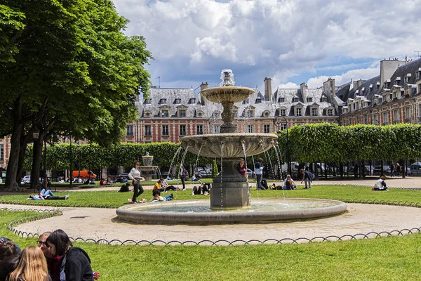 París Francia Mayo 2019 Gente Relajada Césped Verde Famosa Place —  Fotos de Stock