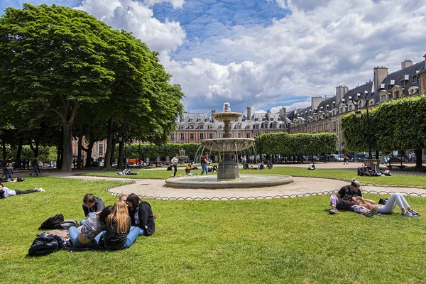 Paris Fransa Mayıs 2019 Marais Bölgesindeki Paris Eski Planlanmış Meydanı — Stok fotoğraf