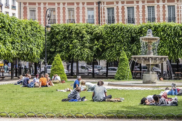 Paris França Maio 2019 Pessoas Relaxando Gramados Verdes Famosa Place — Fotografia de Stock