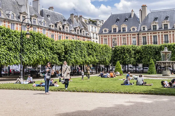 Paříž Francie Května 2019 Lidé Odpočívají Zelených Trávnících Slavného Place Stock Snímky