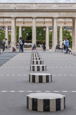 Paris, Fransa - 29 Mayıs 2019: Cour d 'Honneur in Palais Royal (Palais-Cardinal, 1639), Paris: Siyah ve beyaz Sütunlar Buren (1985)).
