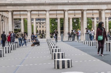 Paris, Fransa - 29 Mayıs 2019: Cour d 'Honneur in Palais Royal (Palais-Cardinal, 1639), Paris: Siyah ve beyaz Sütunlar Buren (1985)).
