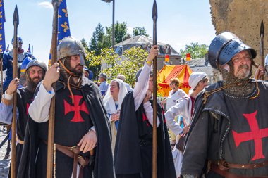 Chartres, Fransa - 1 Haziran 2019: Chartres 1254 - Fransa 'nın Chartres kentinde düzenlenen ortaçağ festivali. Etkinlik, 1254 yılındaki gibi günlük yaşamı, el sanatlarını ve askeri faaliyetleri tekrarlıyor..