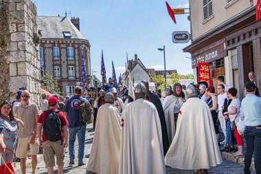 Chartres, Fransa - 1 Haziran 2019: Chartres 1254 - Fransa 'nın Chartres kentinde düzenlenen ortaçağ festivali. Etkinlik, 1254 yılındaki gibi günlük yaşamı, el sanatlarını ve askeri faaliyetleri tekrarlıyor..