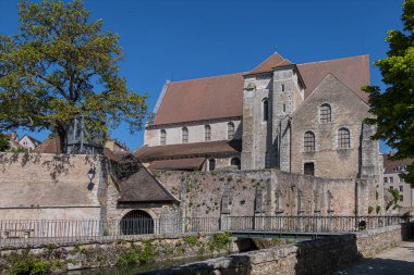 Saint Andrew Chartres Kilisesi (La Collegiale Saint-Andre, Xii yüzyıl) - eski kolej kilisesi, Eure nehrine yansımıştır. Chartres (Paris 'in 80 km güneybatısı), Eure-et-Loir, Fransa.