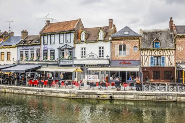 Amiens, Fransa - 26 Mayıs 2019: Amiens 'in en popüler ve gelişmekte olan mahallesi Quartier Saint-Leu bir ortaçağ mahallesi: Quai Belu' da terasları olan küçük eski evlerdeki restoranlar.