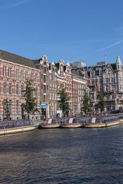 Amsterdam, Hollanda - 22 Ağustos 2019: Rokin Amsterdam Kanalı boyunca güzel manzara: tekneler, inşaat ve insanlar. Aslen, Rokin Kanalı Amstel Nehri 'nin bir parçasıydı..