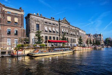 Amsterdam, Hollanda - 22 Ağustos 2019: Rokin Amsterdam Kanalı boyunca güzel manzara: tekneler, inşaat ve insanlar. Aslen, Rokin Kanalı Amstel Nehri 'nin bir parçasıydı..
