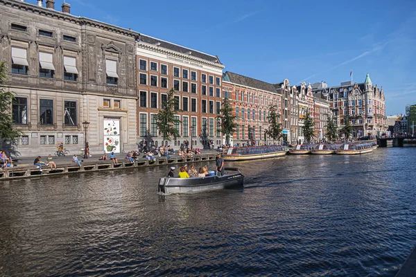 Amsterdam, Hollanda - 22 Ağustos 2019: Rokin Amsterdam Kanalı boyunca güzel manzara: tekneler, inşaat ve insanlar. Aslen, Rokin Kanalı Amstel Nehri 'nin bir parçasıydı..