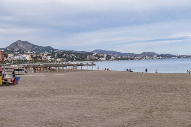 Malaga, İspanya - 2 Haziran 2018: La Malagueta Sahili - Pablo Ruiz Picasso 'nun gezinti alanı boyunca uzanan altın kumdan yapılmış geniş bir kumsal.