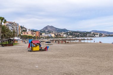 Malaga, İspanya - 2 Haziran 2018: La Malagueta Sahili - Pablo Ruiz Picasso 'nun gezinti alanı boyunca uzanan altın kumdan yapılmış geniş bir kumsal.
