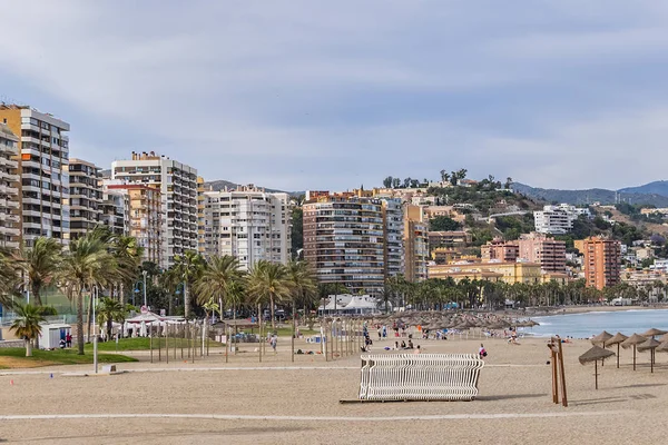 西班牙马拉加 2018年6月2日 拉马拉盖塔海滩 Malagueta Beach 一个宽大的男人用金色沙滩建造的海滩 沿着巴勃罗 鲁伊斯 毕加索的人行道 — 图库照片