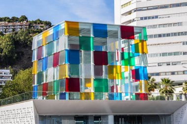 Malaga, İspanya - 3 Haziran 2018: Malaga Pompidou Merkezi. Malaga Pompidou merkezi 28 Mart 2015 'te açıldı. Pompidou, Malaga limanındaki bir cuboid cam yapı olan El Cubo' da yer alıyor..