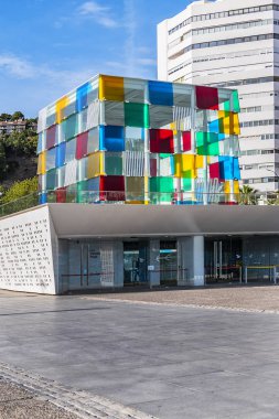 Malaga, İspanya - 3 Haziran 2018: Malaga Pompidou Merkezi. Malaga Pompidou merkezi 28 Mart 2015 'te açıldı. Pompidou, Malaga limanındaki bir cuboid cam yapı olan El Cubo' da yer alıyor..