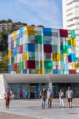 Malaga, İspanya - 3 Haziran 2018: Malaga Pompidou Merkezi. Malaga Pompidou merkezi 28 Mart 2015 'te açıldı. Pompidou, Malaga limanındaki bir cuboid cam yapı olan El Cubo' da yer alıyor..