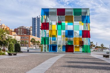 Malaga, İspanya - 3 Haziran 2018: Malaga Pompidou Merkezi. Malaga Pompidou merkezi 28 Mart 2015 'te açıldı. Pompidou, Malaga limanındaki bir cuboid cam yapı olan El Cubo' da yer alıyor..