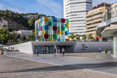 Malaga, İspanya - 3 Haziran 2018: Malaga Pompidou Merkezi. Malaga Pompidou merkezi 28 Mart 2015 'te açıldı. Pompidou, Malaga limanındaki bir cuboid cam yapı olan El Cubo' da yer alıyor..