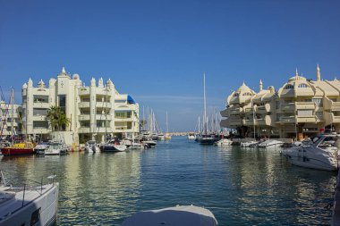 Benalmadena, İspanya - 1 Haziran 2018: Ünlü Benalmadena Marina manzarası. Marina Avrupa 'daki en şaşırtıcı liman ve konut kompleksi. Mimarisi Hint, Arap ve Endülüs özelliklerini karıştırır.