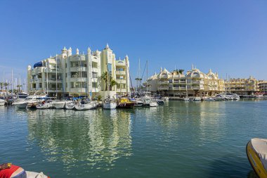 Benalmadena, İspanya - 1 Haziran 2018: Ünlü Benalmadena Marina manzarası. Marina Avrupa 'daki en şaşırtıcı liman ve konut kompleksi. Mimarisi Hint, Arap ve Endülüs özelliklerini karıştırır.