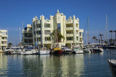 Benalmadena, İspanya - 1 Haziran 2018: Ünlü Benalmadena Marina manzarası. Marina Avrupa 'daki en şaşırtıcı liman ve konut kompleksi. Mimarisi Hint, Arap ve Endülüs özelliklerini karıştırır.