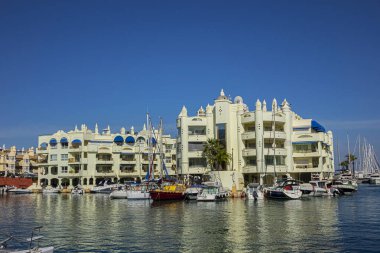 Benalmadena, İspanya - 1 Haziran 2018: Ünlü Benalmadena Marina manzarası. Marina Avrupa 'daki en şaşırtıcı liman ve konut kompleksi. Mimarisi Hint, Arap ve Endülüs özelliklerini karıştırır.