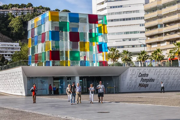 Malaga, İspanya - 3 Haziran 2018: Malaga Pompidou Merkezi. Malaga Pompidou merkezi 28 Mart 2015 'te açıldı. Pompidou, Malaga limanındaki bir cuboid cam yapı olan El Cubo' da yer alıyor..