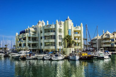 Benalmadena, İspanya - 1 Haziran 2018: Ünlü Benalmadena Marina manzarası. Marina Avrupa 'daki en şaşırtıcı liman ve konut kompleksi. Mimarisi Hint, Arap ve Endülüs özelliklerini karıştırır.