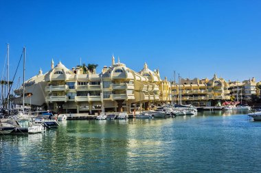 Benalmadena, İspanya - 1 Haziran 2018: Ünlü Benalmadena Marina manzarası. Marina Avrupa 'daki en şaşırtıcı liman ve konut kompleksi. Mimarisi Hint, Arap ve Endülüs özelliklerini karıştırır.