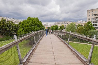 Paris, Fransa - 30 Mayıs 2019: Coulee Verte Rene-Dumont (veya Promenade Plantee), Reuilly Paul Pernin bahçesinden geçmektedir..