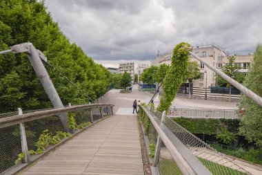 Paris, Fransa - 30 Mayıs 2019: Coulee Verte Rene-Dumont (veya Promenade Plantee), Reuilly Paul Pernin bahçesinden geçmektedir..