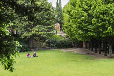 Paris, Fransa - 30 Mayıs 2019: Coulee Verte Rene-Dumont (veya Promenade Plantee), Reuilly Paul Pernin bahçesinden geçmektedir..
