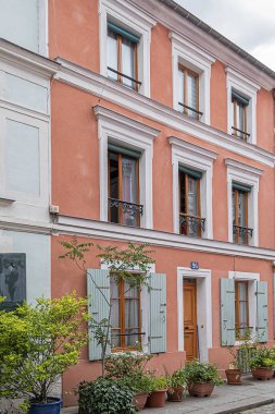 Paris, Fransa - 29 Mayıs 2019: Quinze-Vingts bölgesindeki Rue Cremieux - yayalar ve asfalt caddeler, renkli cepheli küçük pavyonlarla dolu. Cremieux Sokağı - Instagram resimleri için favori yer.