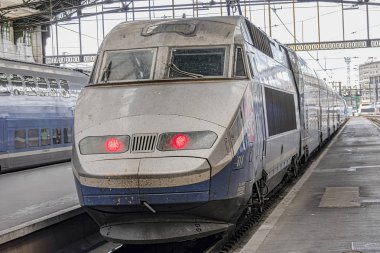 Paris, Fransa - 30 Mayıs 2019: Paris-Gare-de-Lyon 'daki yüksek hızlı Fransız treni (veya Gare de Lyon - Lyon İstasyonu, 1849), Paris' teki yedi büyük tren istasyonundan biri, Avrupa 'nın en yoğun tren istasyonlarından biri..