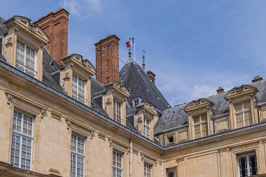 Güzel Ortaçağ (Xii yüzyıl), Fontainebleau kraliyet avcılık kalesinin tarihi simgesidir. Fontainebleau Sarayı - Fransa 'nın en büyük kraliyet şatolarından biri (Paris' ten 55 km uzakta). Sarayın mimari parçaları..