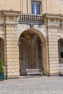 Güzel Ortaçağ (Xii yüzyıl), Fontainebleau kraliyet avcılık kalesinin tarihi simgesidir. Fontainebleau Sarayı - Fransa 'nın en büyük kraliyet şatolarından biri (Paris' ten 55 km uzakta). Sarayın mimari parçaları..