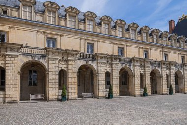 Güzel Ortaçağ (Xii yüzyıl), Fontainebleau kraliyet avcılık kalesinin tarihi simgesidir. Fontainebleau Sarayı - Fransa 'nın en büyük kraliyet şatolarından biri (Paris' ten 55 km uzakta). Sarayın mimari parçaları..