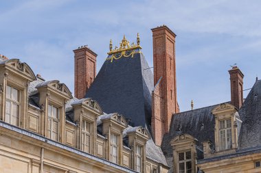 Güzel Ortaçağ (Xii yüzyıl), Fontainebleau kraliyet avcılık kalesinin tarihi simgesidir. Fontainebleau Sarayı - Fransa 'nın en büyük kraliyet şatolarından biri (Paris' ten 55 km uzakta). Sarayın mimari parçaları..