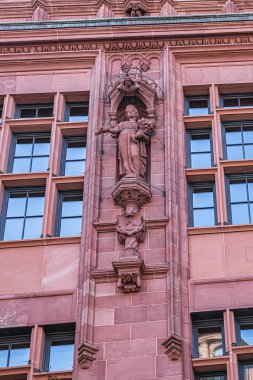 Frankfurt Am Main, Almanya - 25 Ağustos 2019: Old Town 'daki tipik mimari: Ratskeller - Frankfurt am Main' deki eski restoran.