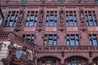 Frankfurt Am Main, Almanya - 25 Ağustos 2019: Old Town 'daki tipik mimari: Ratskeller - Frankfurt am Main' deki eski restoran.