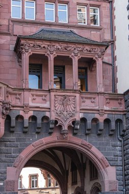 Frankfurt Am Main, Almanya - 25 Ağustos 2019: Old Town 'daki tipik mimari: Ratskeller - Frankfurt am Main' deki eski restoran.