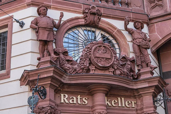 フランクフルトアムメイン ドイツ 8月25 2019 旧市街の典型的な建築 Ratskeller フランクフルトの古いレストランアムメイン — ストック写真