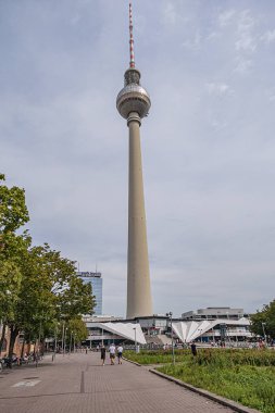 Berlin, Almanya - 20 Ağustos 2019: Berlin Televizyon Kulesi (Berliner Fernsehturm, 368.03 m, 1969) Marien Mahallesi (Marienviertel Mahallesi)).