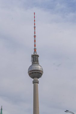 Berlin, Almanya - 20 Ağustos 2019: Berlin Televizyon Kulesi (Berliner Fernsehturm, 368.03 m, 1969) Marien Mahallesi (Marienviertel Mahallesi)).