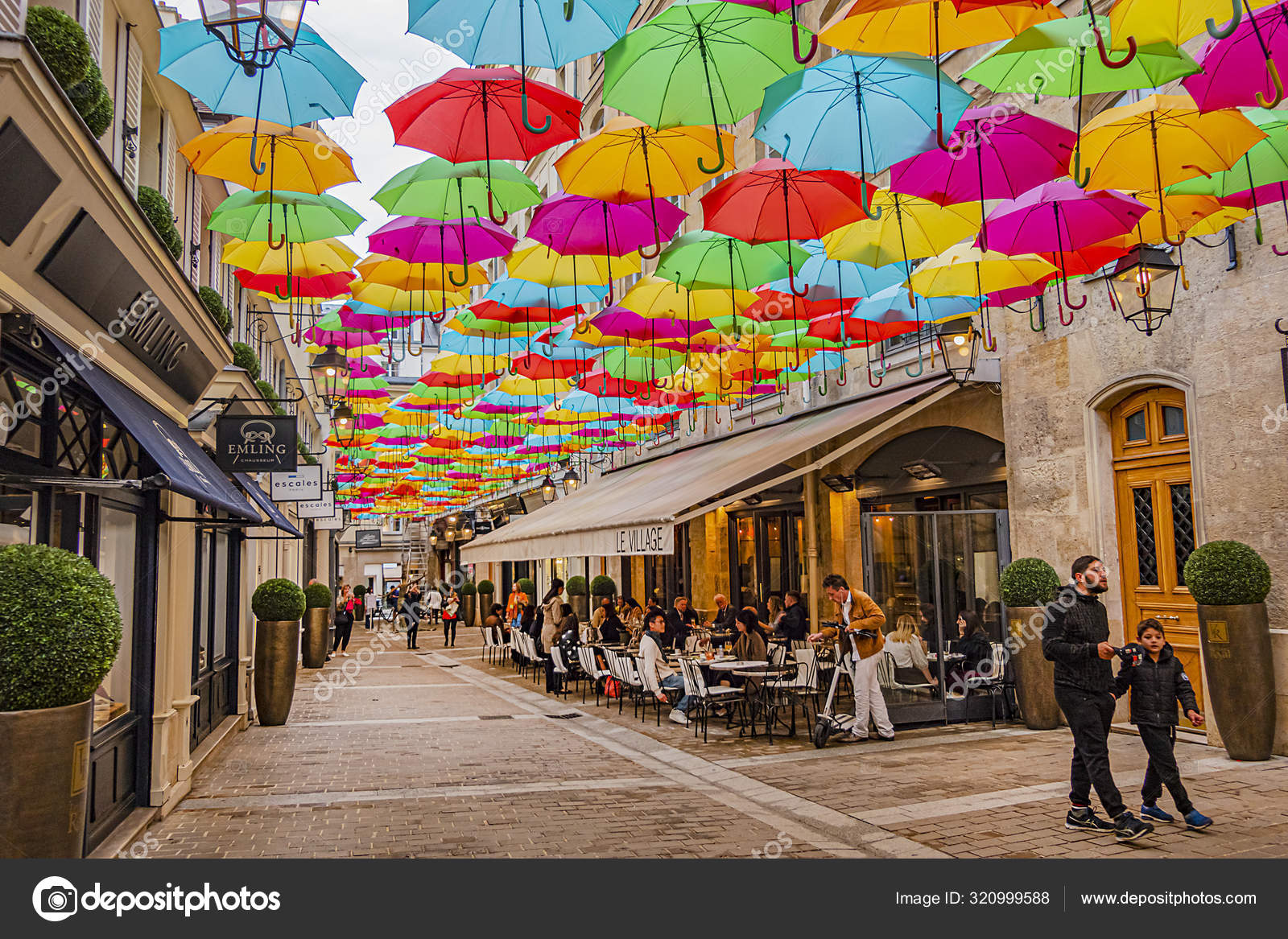 Paris paraguas fotos de imágenes de Paris paraguas sin royalties - 2 | Depositphotos