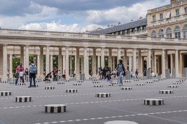 Paris, Fransa - 29 Mayıs 2019: Cour d 'Honneur in Palais Royal (Palais-Cardinal, 1639), Paris: Siyah ve beyaz Sütunlar Buren (1985)).
