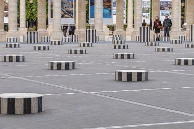 Paris, Fransa - 29 Mayıs 2019: Cour d 'Honneur in Palais Royal (Palais-Cardinal, 1639), Paris: Siyah ve beyaz Sütunlar Buren (1985)).