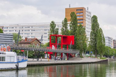 Paris, Fransa - 21 Mayıs 2019: The Canal de l 'Ourcq is seen from the Paris Park de la Villette (Parc de la Villette).