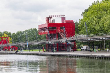 Paris, Fransa - 21 Mayıs 2019: The Canal de l 'Ourcq is seen from the Paris Park de la Villette (Parc de la Villette).