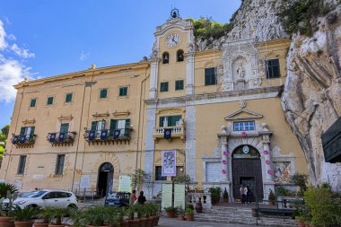 Palermo, Sicilya, İtalya - 28 Eylül 2018: Palermo, tüm Palermo Körfezi 'ni kapsayan Monte Pellegrino' nun (Pilgrim Dağı) tepesine Aziz Rosalia Kilisesi 'ni (Xvii yüzyıl) oydu..