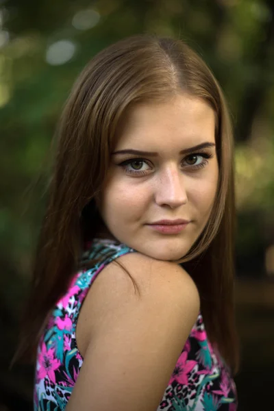 Hermosa chica en el bosque —  Fotos de Stock